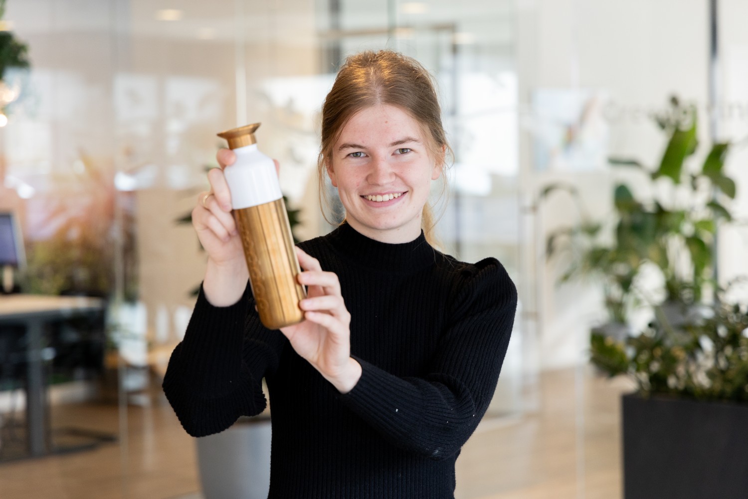 Goldene Dopper Steel Trinkflasche als nachhaltiges Werbegeschenk